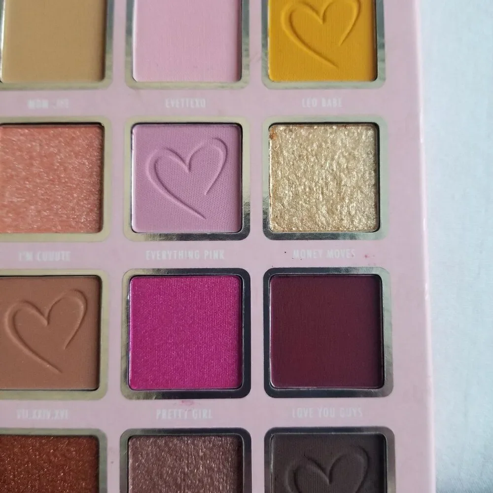 Beauty Creations Cosmetics - Bevettexo Eyes on me Shadow Palette